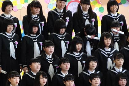 卒業生の合唱で涙をぬぐう生徒も