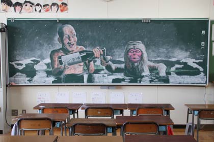 6年生の教室の黒板に丸山さんが描いた作品