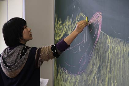 作品制作中の石黒さん