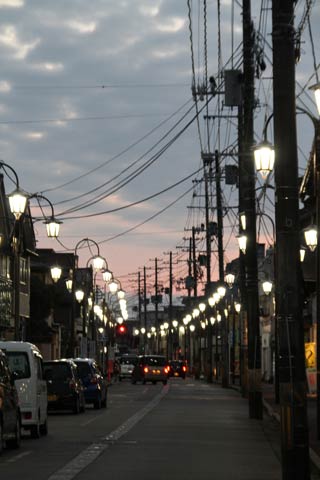 「啓蟄」だった6日夕方の燕市燕地区の商店街