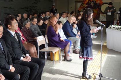 避難者を代表して福島県郡山市から避難し、三条市の小学校に通う6年生鈴木アロハさんが追悼の言葉