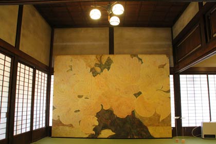 旅館に溶け込んだような大作