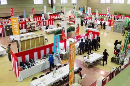 外山産業が開いた県央地区最大級の住宅設備機器展示会「春のベターリビングフェア2015」