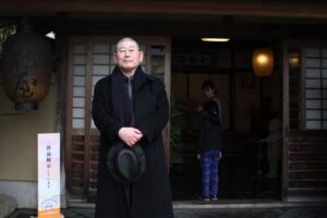 「アートサイト岩室温泉2015」を訪れた武蔵美の甲田学長、「何らかの形で子どもたちに美術を」