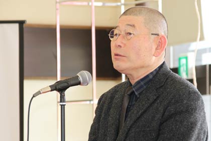 オープニングセレモニーであいさつする甲田学長