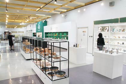  正面入口を入って奥の壁面は昨年2月のリニューアルで中央部分だけデザイン変更したが、今回のリニューアルでその左右の壁面も同じデザインに変更して統一感を増した