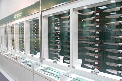 向かって左は包丁を展示