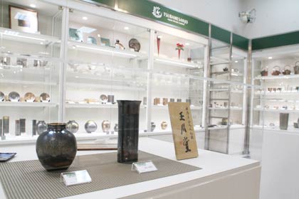 向かって右に鎚起銅器を展示