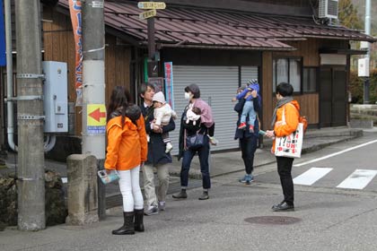  親子で温泉街を歩いて旅館を回って作品鑑賞