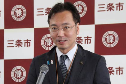 記者会見を行う国定三条市長