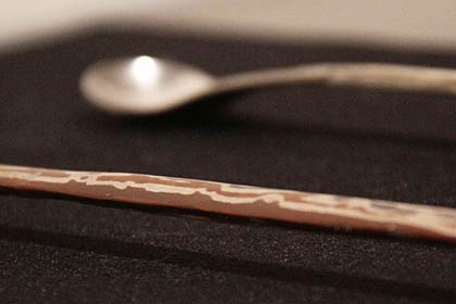 人間国宝の金工家玉川宣夫さん作の木目金を駆使した長スプーン