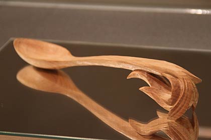 彫刻の沖野兼一さん作「meguru」