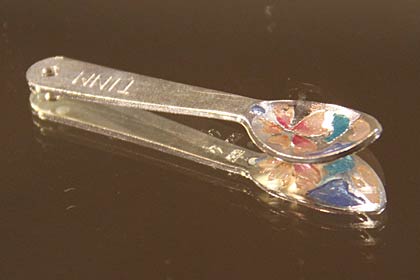  枝村佐門さんが出展した皿にプリカジュールを施した銀のミニスプーン