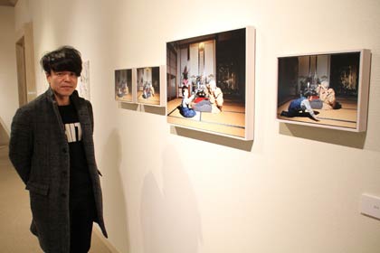 写真家渡辺一城さんはスプーンで遊ぶ祖母とそのひ孫を撮った4枚を展示