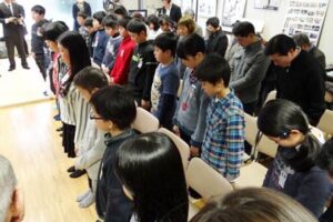 三条市の避難者交流ルーム「ひばり」で保内小児童も含め50人余りが集まって黙とう