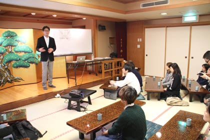 「アートサイト岩室温泉2015」の一環で10日行われた「TERAKOYA一日ムサビ生」