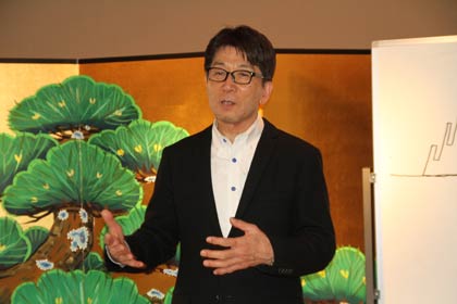  講義を行う楫教授