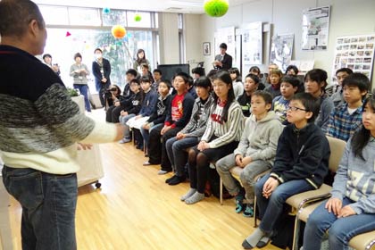 東日本大震災の記憶を語る田辺さんの話を聞く保内小5年生