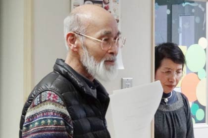  三条市への避難のようすを話す佐竹さん