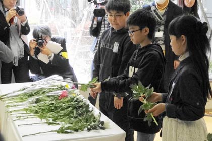 献花する5年生