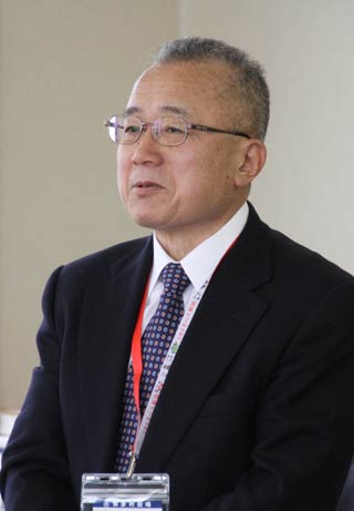  おもてなし広場について説明する小林村長