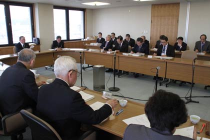  12日開かれた弥彦村議会の全員協議会