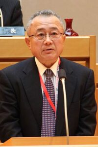 小林弥彦村長が初議会で所信表明、最低8年の任期で計画を策定、ホテル跡地はおもてなし広場に、購入物品を村内全業者が同レベルになる購入システムを導入