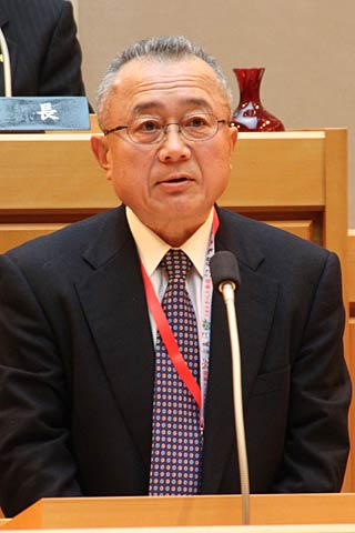 所信表明を行う小林弥彦村長