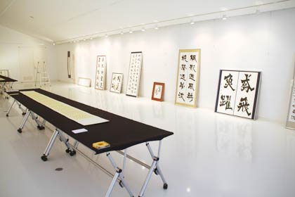 14日から「阿部嘉美書展－ふるさととともに」が開かれる三条東公民館での展示作業