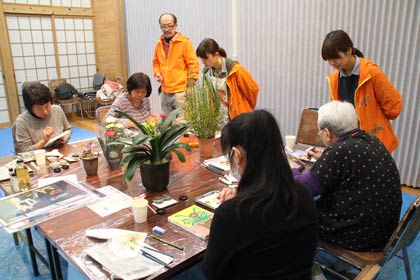  「アートサイト2015岩室温泉」のイベントで行われた「一日画家体験！～油絵を描いてみよう～」