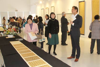 14日開幕した三条市若手芸術家支援事業「阿部嘉美書展－ふるさととともに」