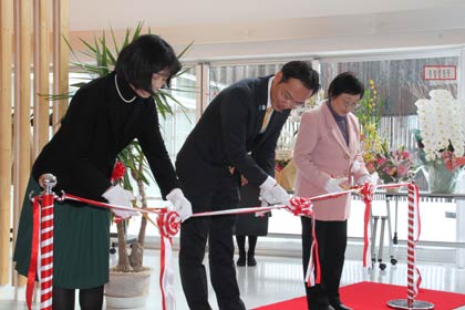 開場式のテープカット、左から阿部嘉美さん、国定市長、三条市文化芸術に関する懇親会の阿部会長