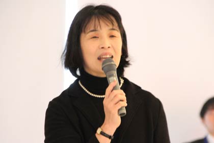 ギャラリートークを行う阿部嘉美さん