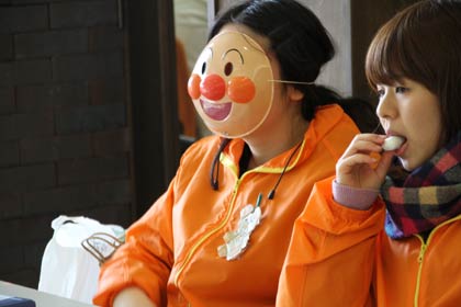 時にはアンパンマンの面をかぶったりもする