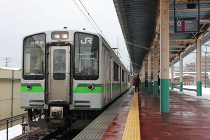 東三条駅で発車待ちするE127系