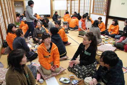「アートサイト岩室温泉」のイベント「TERAKOYA一日ムサビ生」として開かれた「岩室温泉アートミーティング」