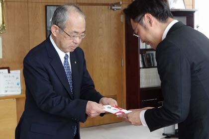 「しんくみピーターパン募金」から三条市内8施設への寄付の目録を国定傘寿市長に手渡す三條信用組合の野上理事長