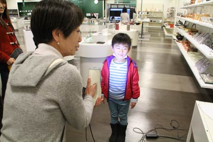 ハンディースキャナーの実演で全身をスキャン