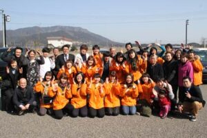 「アートサイト岩室温泉2015」が閉幕して帰る学生スタッフを見送る