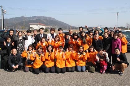  「アートサイト岩室温泉2015」を終えて「いわむろや」から帰った武蔵美の運営スタッフの学生と地元関係者などで記念写真