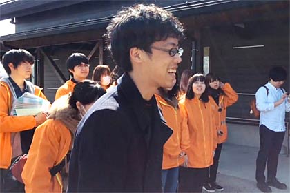 あいさつする学生スタッフ代表の中島さん