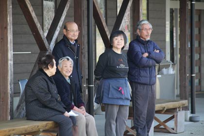 見送りを見守る地元の人