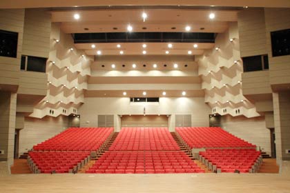 昨年11月からの工事が終わって利用を再開した燕市文化会館