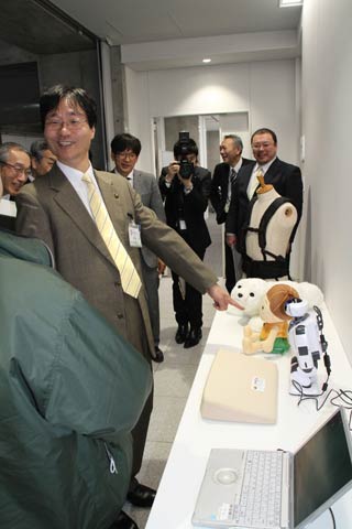 記者会見後、音声認識するロボットを試す鈴木市長