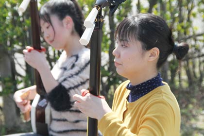右が津軽三味線ユニット「弾」の木田さん、左が関さん
