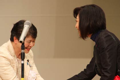 坂田氏と握手する三原参院議員
