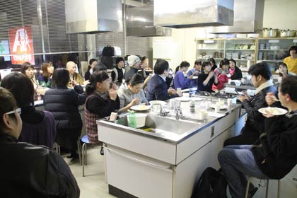 カレーと健幸を学ぼうと19日、三条市で開かれたカレー教室