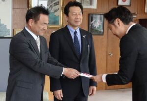 左から丸富の椿アグリ事業部長、柴山社長、そして国定市長