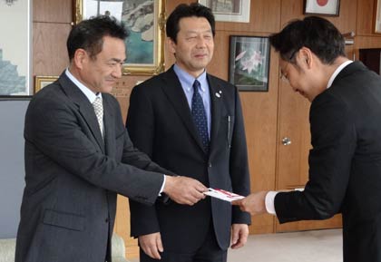  左から丸富の椿アグリ事業部長、柴山社長、そして国定市長