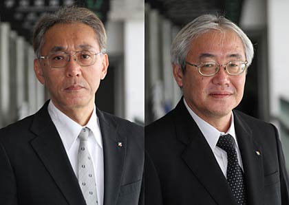 左が市民生活部長に昇格する広野義徳総務課長兼選挙管理委員会事務局長、右が商工観光部長に昇格する堀孝一農政課長